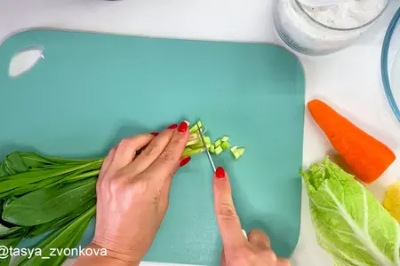 Салат из пекинской капусты с колбой (черемшой): шаг 1