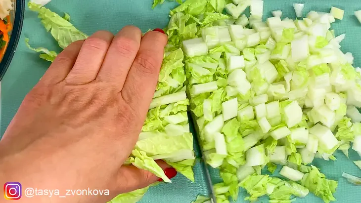 Салат из пекинской капусты с колбой (черемшой): шаг 5