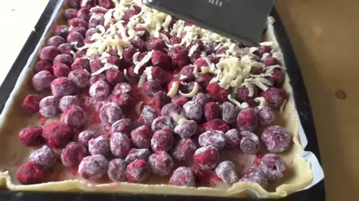 Тающий пирог с вишней: шаг 5