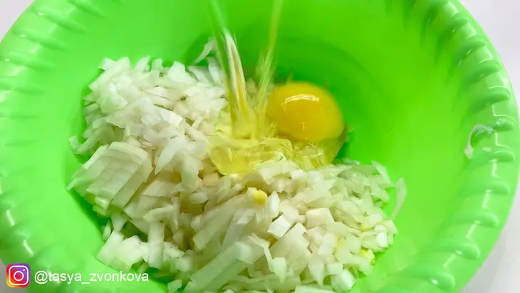 Луковые оладьи: шаг 2