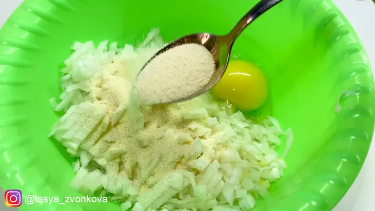 Луковые оладьи: шаг 3
