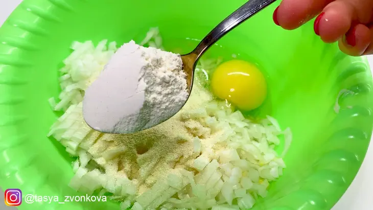 Луковые оладьи: шаг 4