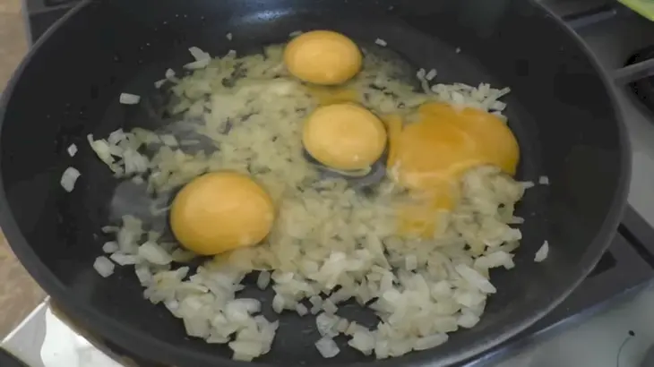Пирожки с луком и яйцом по-новому: шаг 4