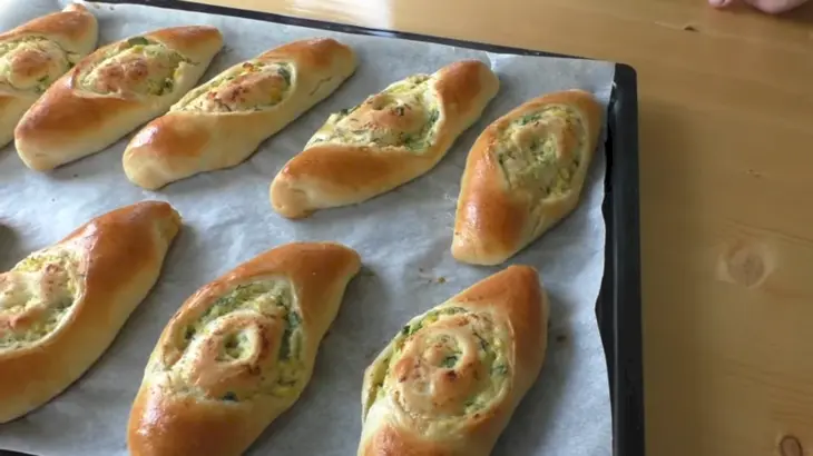 Пирожки с луком и яйцом по-новому: шаг 8