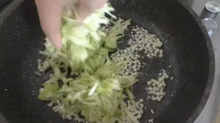 Рецепт куриной грудки с тертым кабачком: шаг 6