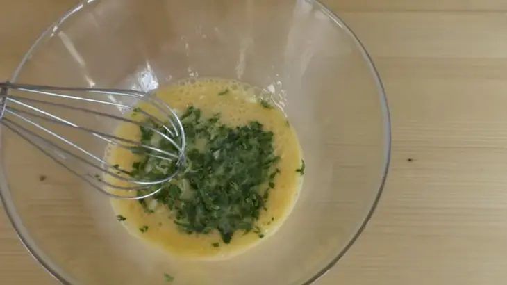 Батон, шпроты, яйца вкусный завтрак за 3 минуты: шаг 1