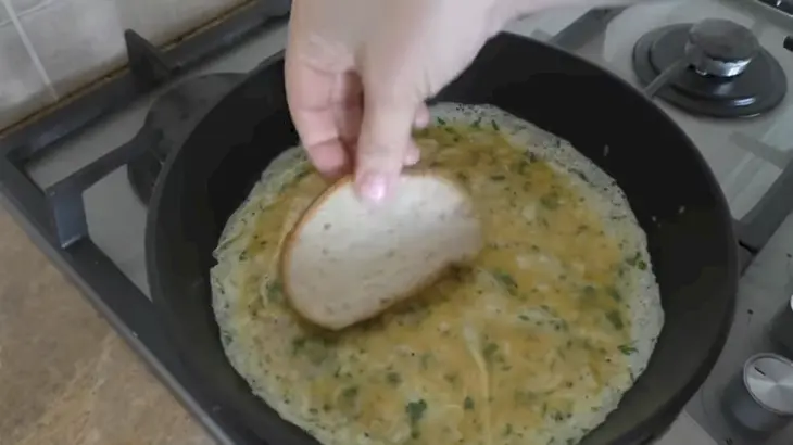 Батон, шпроты, яйца вкусный завтрак за 3 минуты: шаг 2