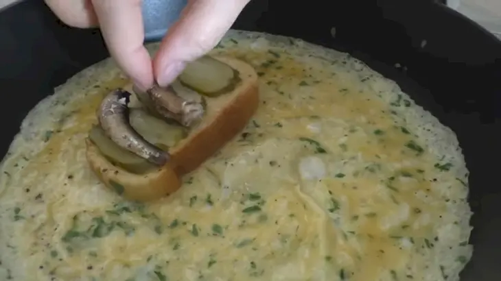 Батон, шпроты, яйца вкусный завтрак за 3 минуты: шаг 3