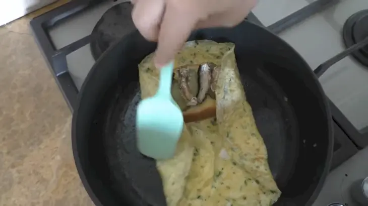 Батон, шпроты, яйца вкусный завтрак за 3 минуты: шаг 4