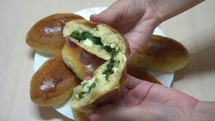 Пирожки с яйцом и луком: шаг 1