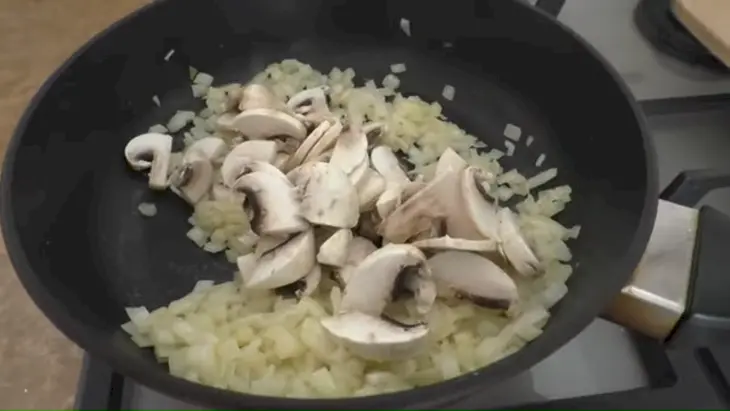Завтрак с яйцом и грибами: шаг 1