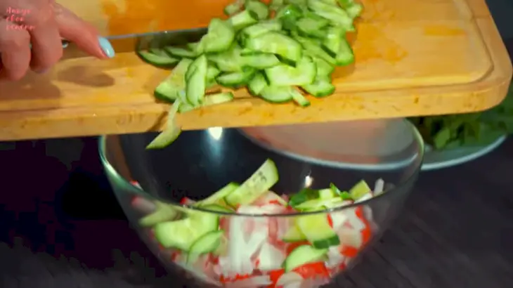 Салат из редиса, моркови и огурца с кукурузой: шаг 2