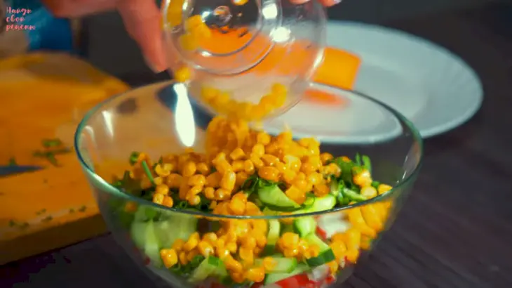 Салат из редиса, моркови и огурца с кукурузой: шаг 4