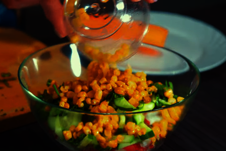 Салат из редиса, моркови и огурца с кукурузой: шаг 4