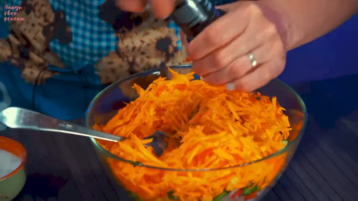 Салат из редиса, моркови и огурца с кукурузой: шаг 6