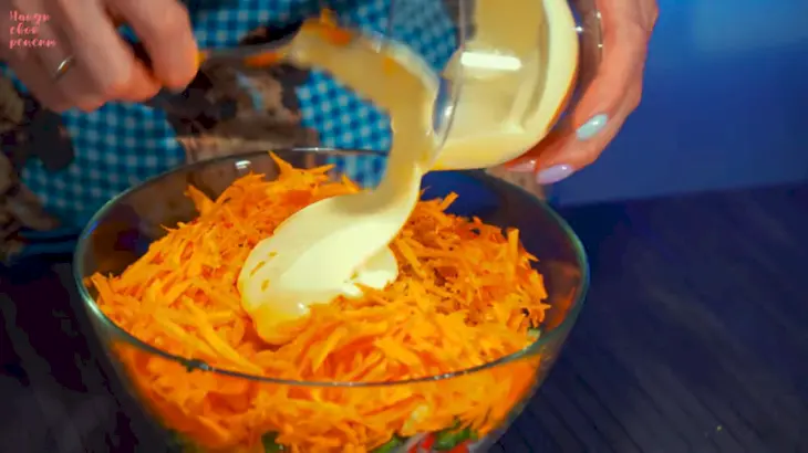 Салат из редиса, моркови и огурца с кукурузой: шаг 7
