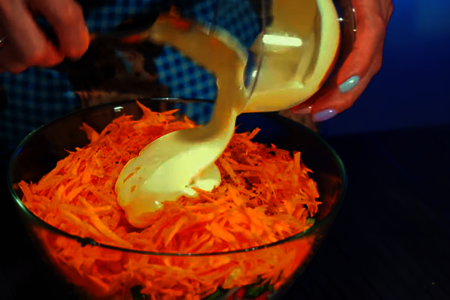 Салат из редиса, моркови и огурца с кукурузой: шаг 7