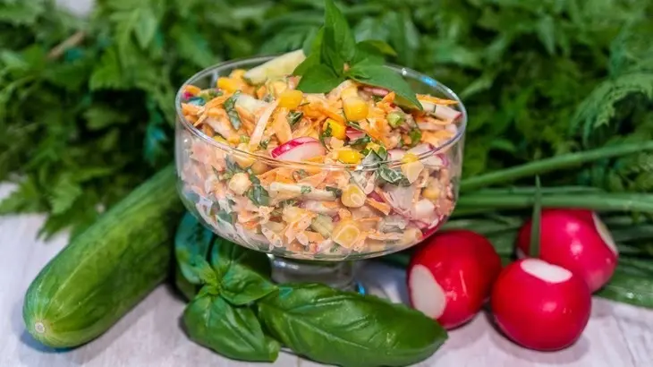 Салат из редиса, моркови и огурца с кукурузой: шаг 9
