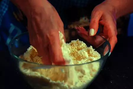 Песочный пирог с клубникой по-домашнему: шаг 2