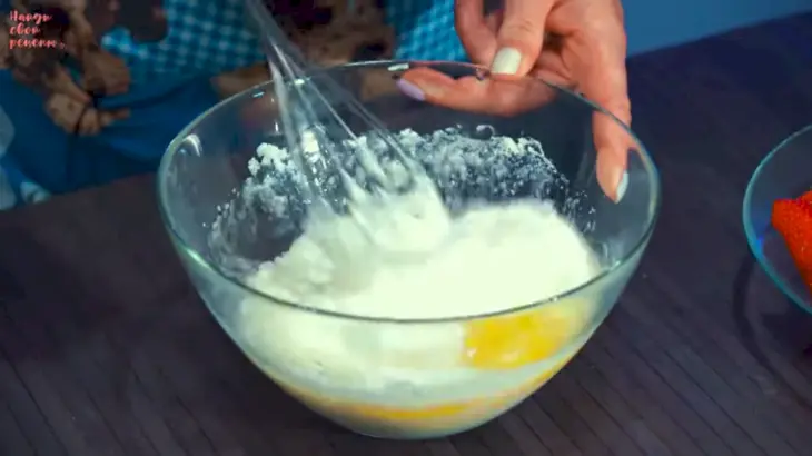 Песочный пирог с клубникой по-домашнему: шаг 6