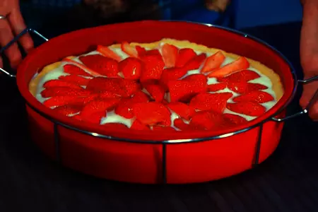 Песочный пирог с клубникой по-домашнему: шаг 8