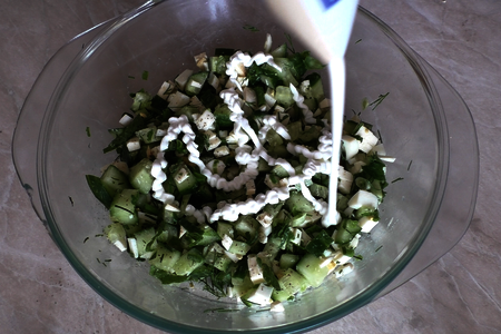 Салат с огурцами и копченым сыром: шаг 5