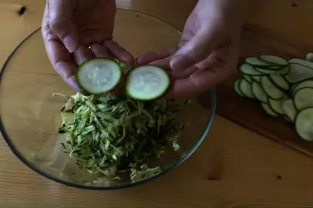 Закусочный рулет из кабачка и ряженки: шаг 1