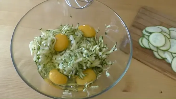 Закусочный рулет из кабачка и ряженки: шаг 2