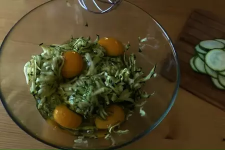 Закусочный рулет из кабачка и ряженки: шаг 2