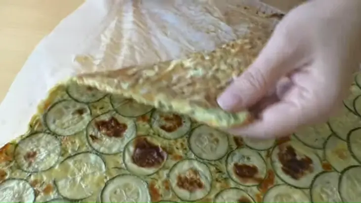 Закусочный рулет из кабачка и ряженки: шаг 4