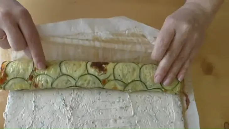 Закусочный рулет из кабачка и ряженки: шаг 6