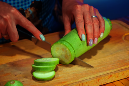 Жареные кабачки с чесноком и зеленью по-домашнему: шаг 1