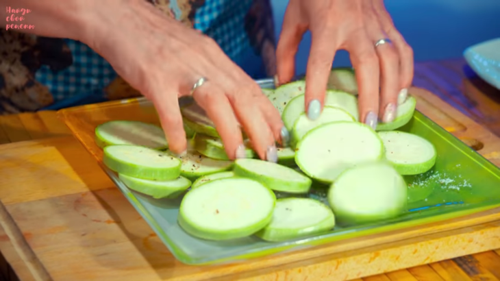 Жареные кабачки с чесноком и зеленью по-домашнему: шаг 2