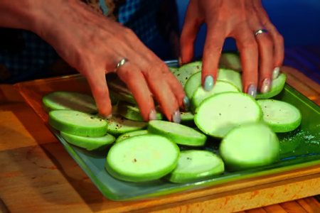 Жареные кабачки с чесноком и зеленью по-домашнему: шаг 2