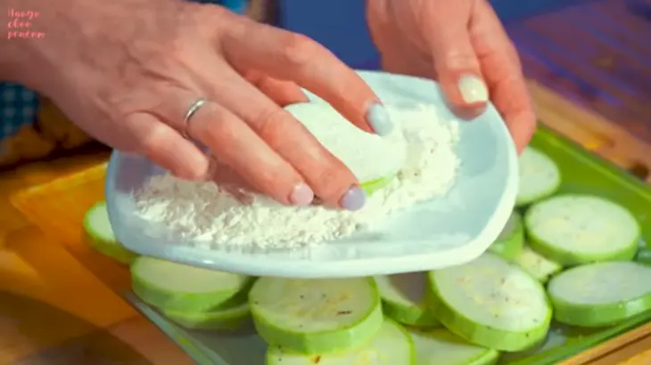 Жареные кабачки с чесноком и зеленью по-домашнему: шаг 4