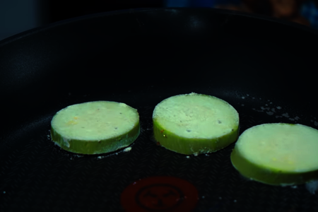 Жареные кабачки с чесноком и зеленью по-домашнему: шаг 5