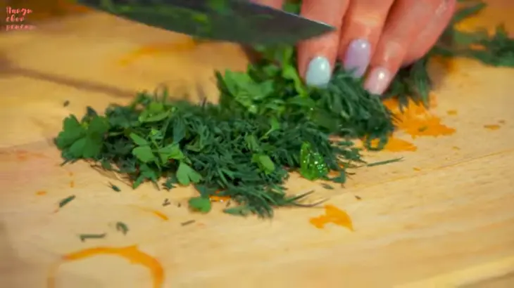 Жареные кабачки с чесноком и зеленью по-домашнему: шаг 6