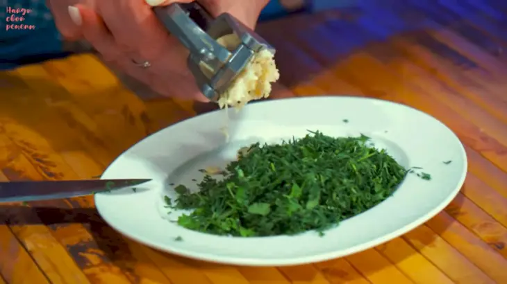 Жареные кабачки с чесноком и зеленью по-домашнему: шаг 7