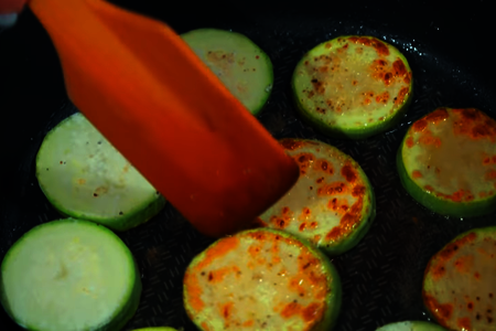 Жареные кабачки с чесноком и зеленью по-домашнему: шаг 8