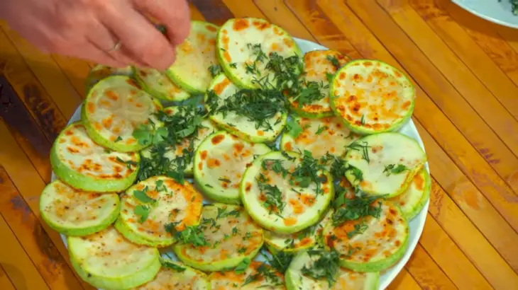 Жареные кабачки с чесноком и зеленью по-домашнему: шаг 9