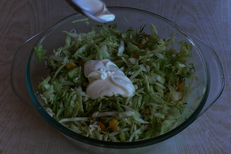 Салат из капусты с кукурузой: шаг 3