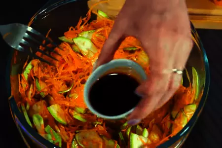 Острый салат из кабачков с морковью по-корейски: шаг 6