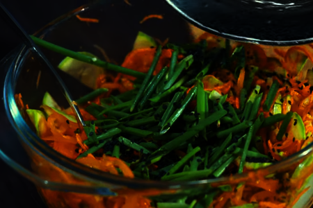 Острый салат из кабачков с морковью по-корейски: шаг 8