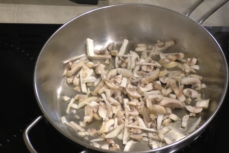 Сочная куриная грудка с грибами в сливочном соусе на сковроде: шаг 3