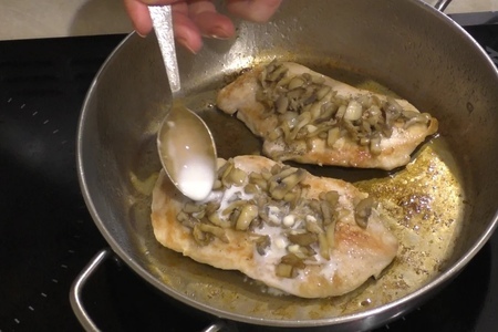 Сочная куриная грудка с грибами в сливочном соусе на сковроде: шаг 4