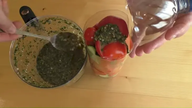 Маринованные овощи в бутылке: шаг 4