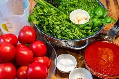 Закуска из помидоров с чесноком и зеленью: шаг 1