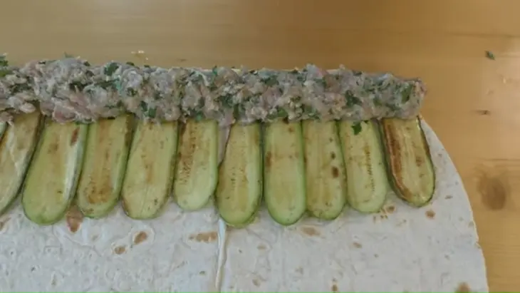 Пирог из лаваша с кабачком и фаршем: шаг 3