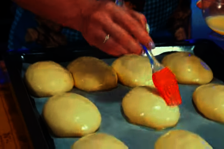 Сладкие дрожжевые пирожки на кефире с абрикосами: шаг 7