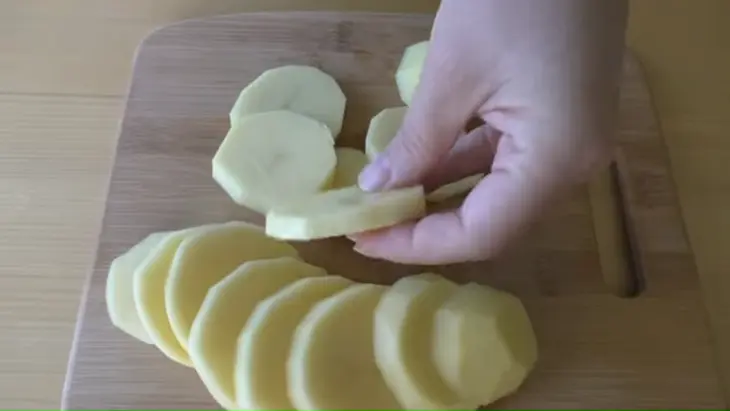 Картофель запеченный в сливках: шаг 1